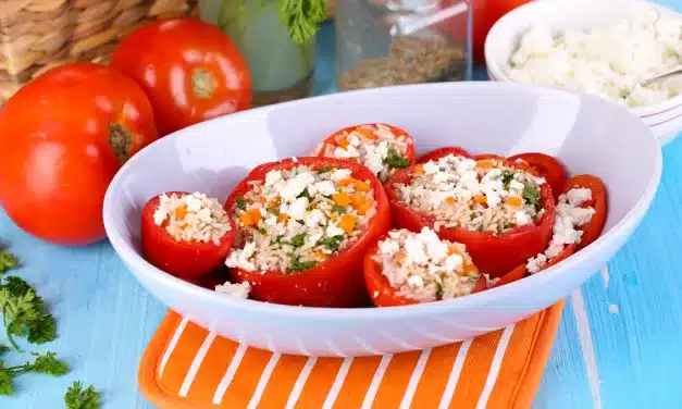 Receita de Tomate Recheado com Quinoa e Vegetais