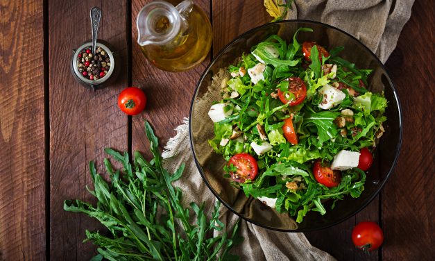 Maneiras de Mudar a Salada Verde Usando Temperos Diferentes