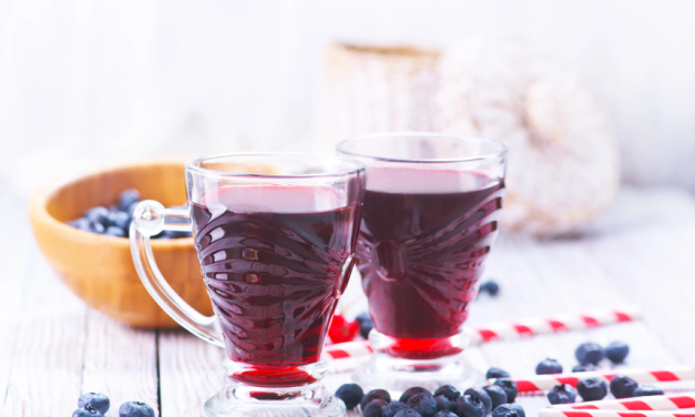 Suco de mirtilo com maçã e abacaxi: refrescância em um copo