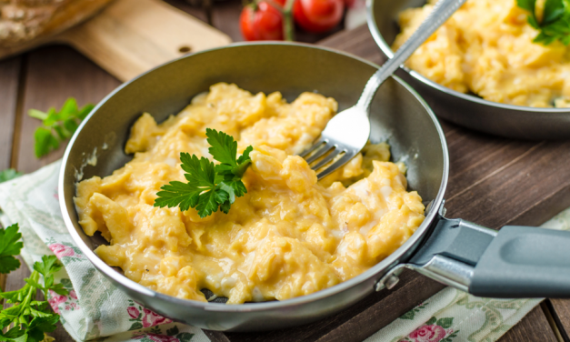 Ovos mexidos cremosos: receita saborosa para o seu dia!